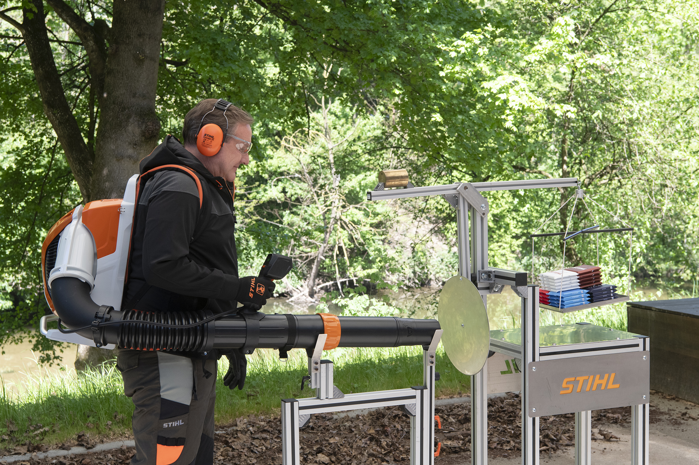 STIHL CEO Michael Traub demonstrated the powerful battery-powered backpack blower BRA 600. 