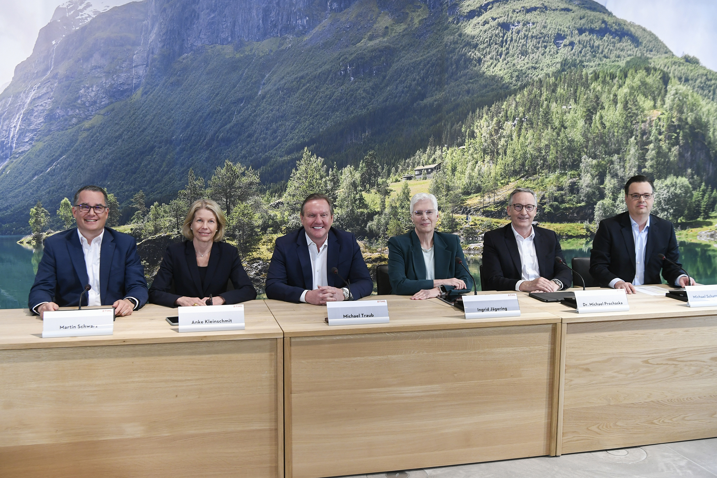 STIHL financial press conference 2025 (from left): Martin Schwarz (Executive Board Member for Manufacturing and Materials), Anke Kleinschmit (Executive Board Member for Research and Development), Michael Traub (Chairman of the Executive Board, Marketing and Sales), Ingrid Jägering (Executive Board Member for Finance and IT), Dr. Michael Prochaska (Executive Board Member for Human Resources and Legal Affairs) and Michael Schattenmann (Vice President Corporate Communications and Public Relations)