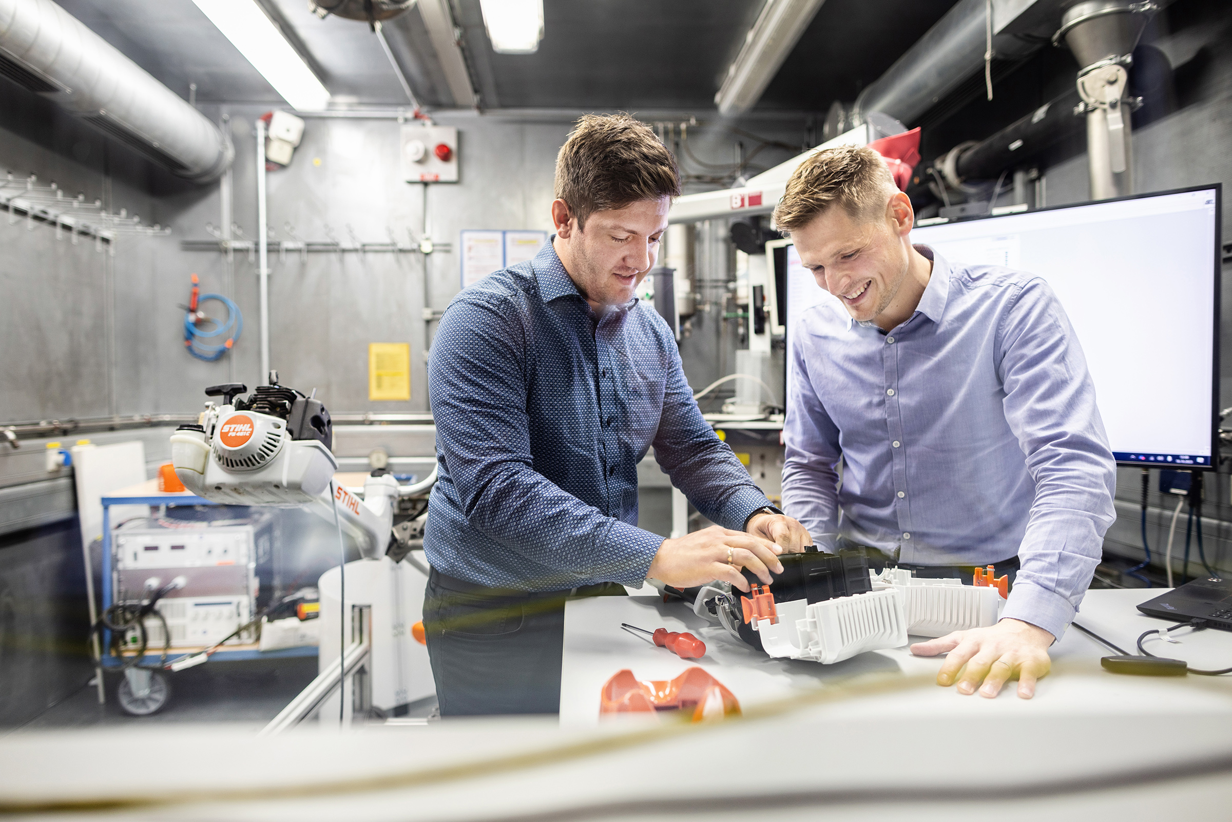 In a testing booth in D2 in Waiblingen, the two developers put cordless and gasoline-powered products through their paces.