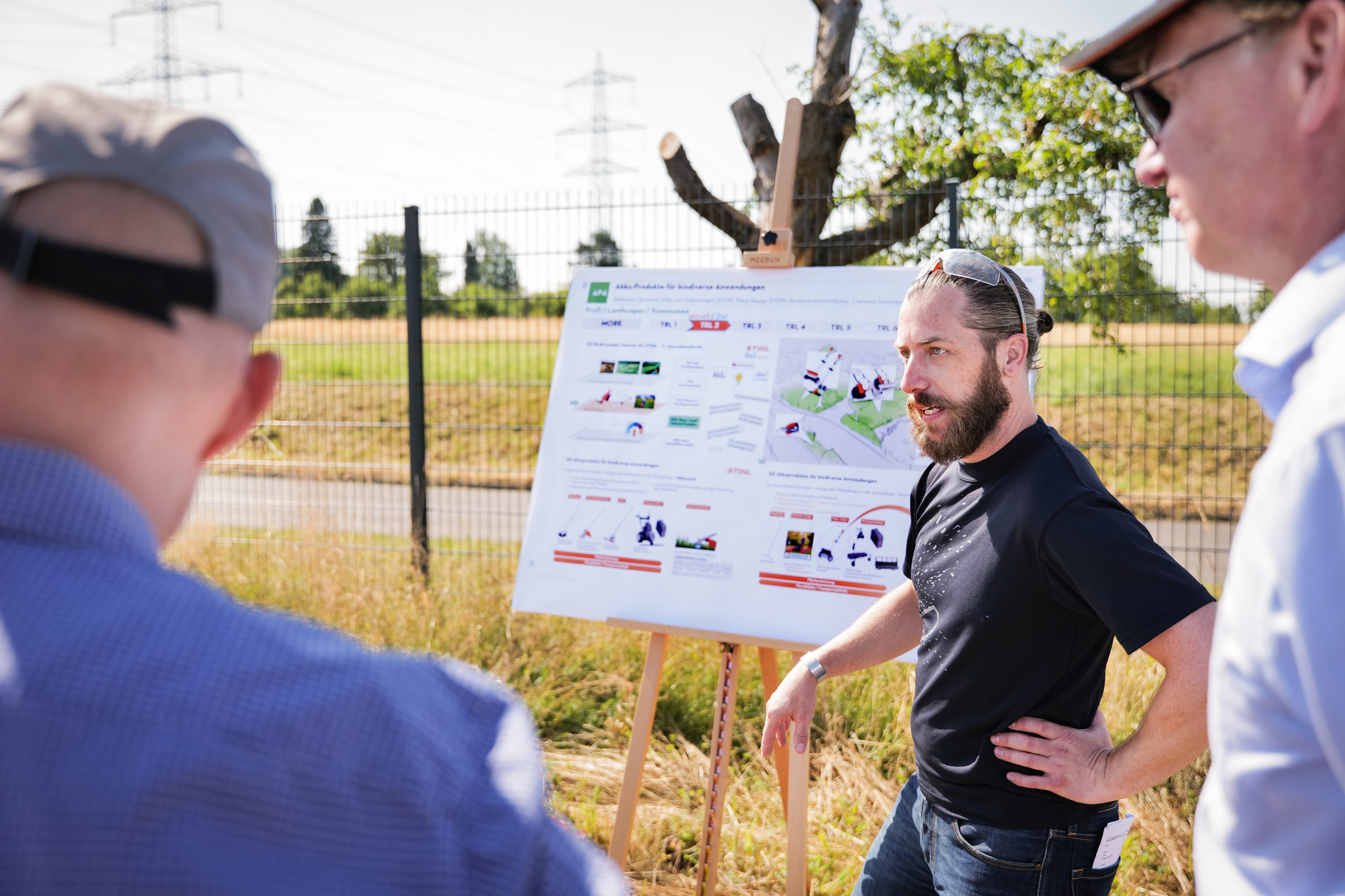 Christoph Hiller von Gaertringen (right) and Klaus Kaupp (center) present the results of two years of project work.