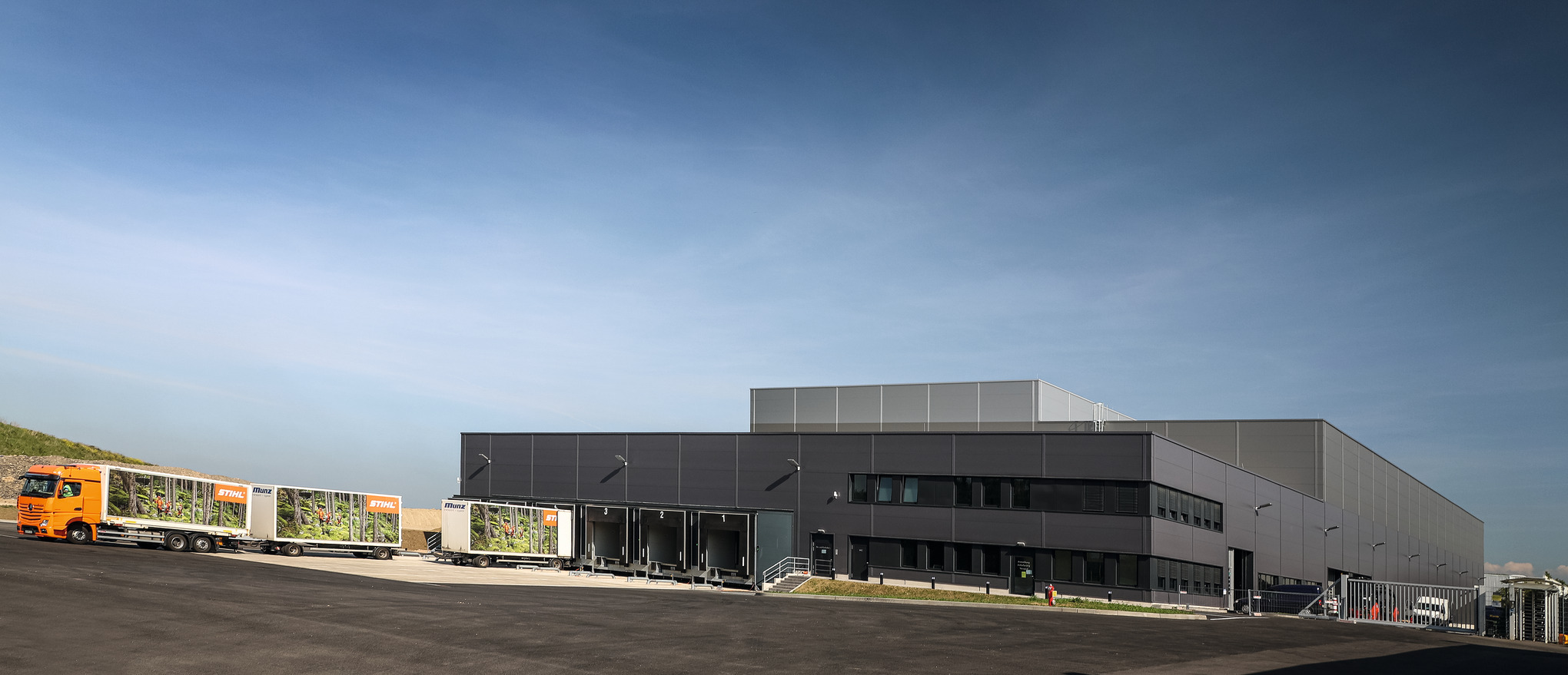 STIHL Magnesium Die Casting expands its plant in Weinsheim, Rhineland-Palatinate, and puts into operation a new production logistics facility. With an investment of 18 million euros, the new building is the company’s largest single investment at the Weinsheim site.