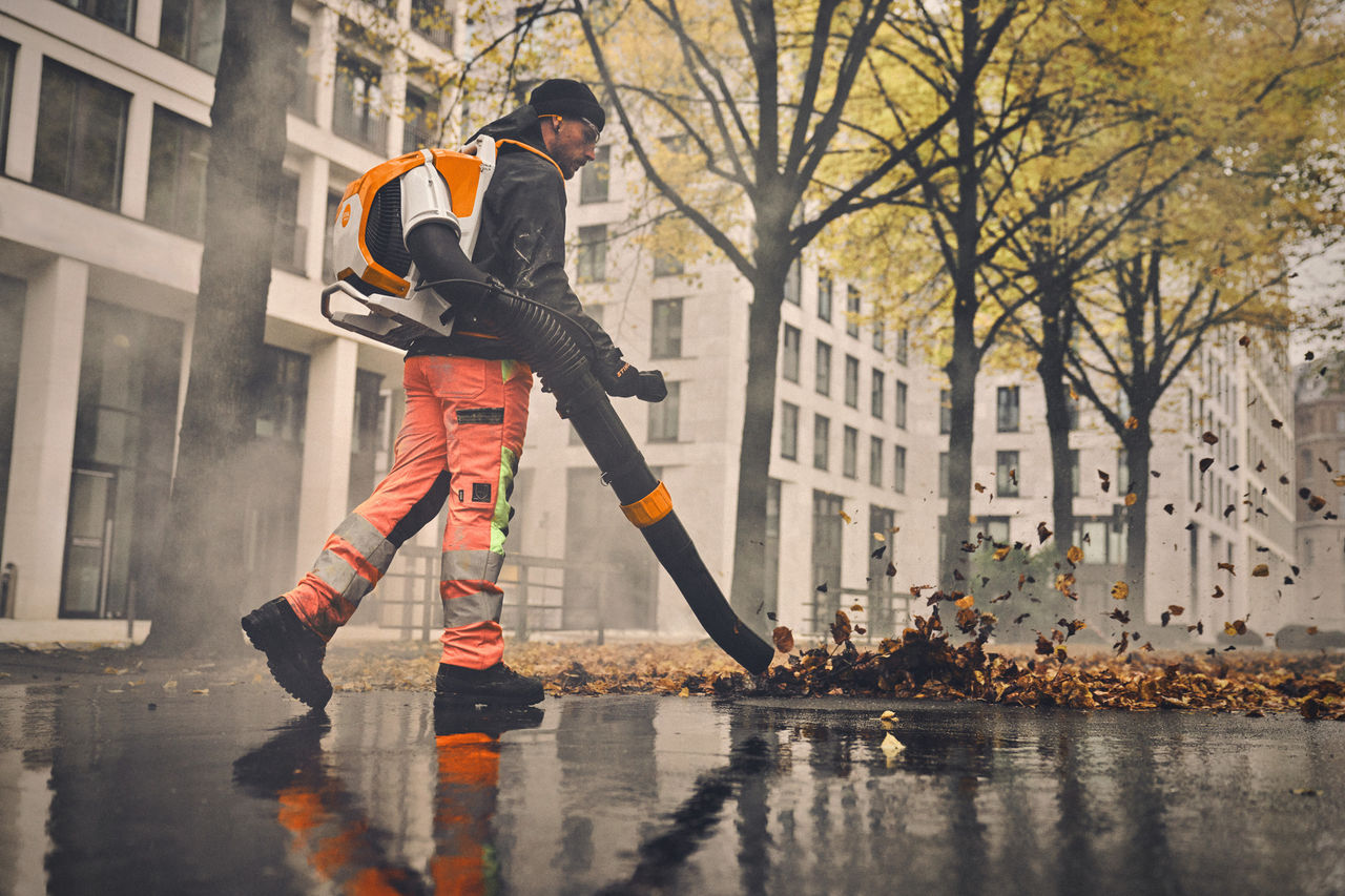Plecakowa dmuchawa zasilana akumulatorem BRA 600 zachwyca ekstremalną siłą nadmuchu do 35 niutonów, cichą pracą i ergonomiczną konstrukcją – idealną do zastosowań wymagających ciszy w gminach, ogrodnictwie i kształtowaniu krajobrazu